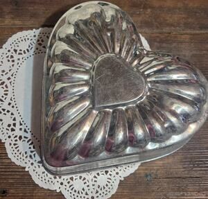 ANTIQUE Tin HEART Tart Candy MOLDS Old DARK PATINA FARM House